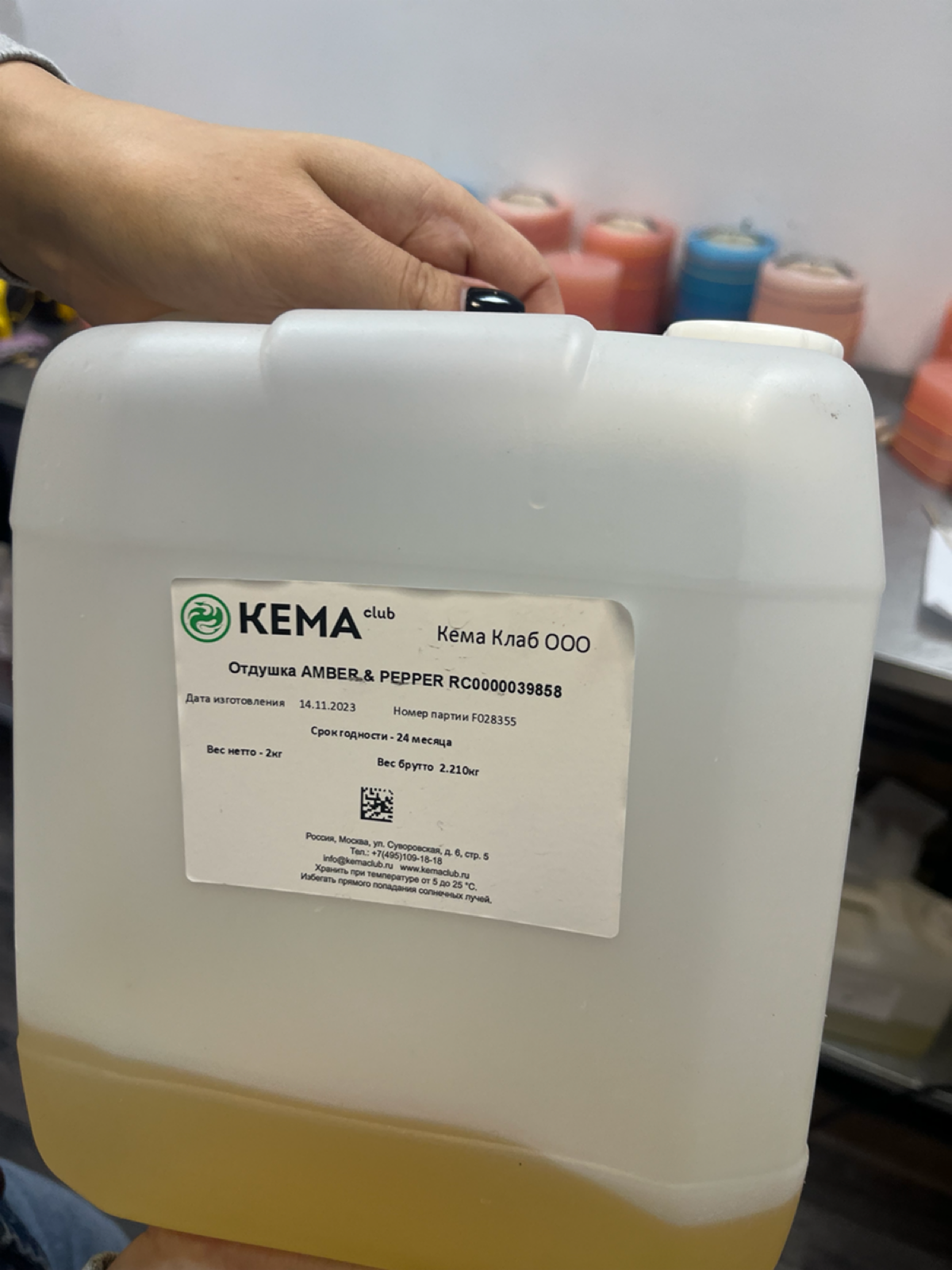 Романтика поездок на производства
Это производство свечей и подарочных наборов с ними Notem. Поразило, что каждая свеча проходит через руки и обрабатывается маленьким ножиком до идеальной формы | Сетка — социальная сеть от hh.ru