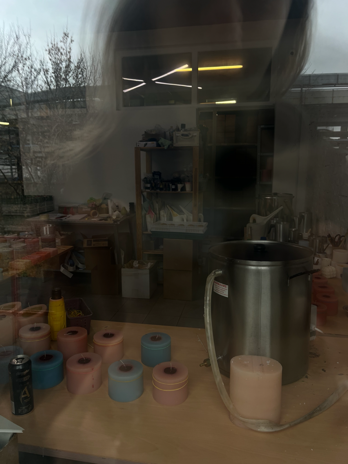 Романтика поездок на производства
Это производство свечей и подарочных наборов с ними Notem. Поразило, что каждая свеча проходит через руки и обрабатывается маленьким ножиком до идеальной формы | Сетка — социальная сеть от hh.ru