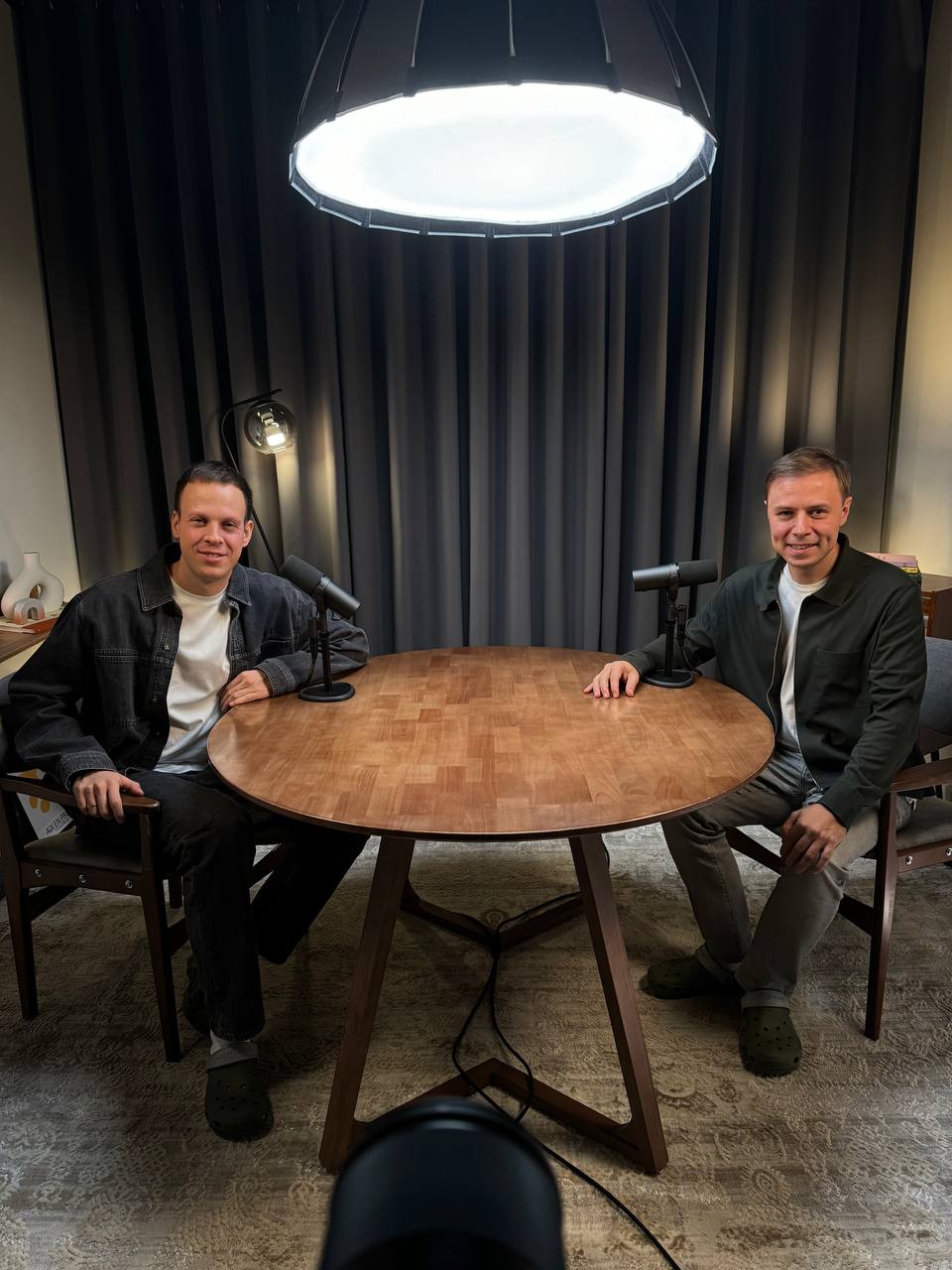 Этот парень сказал мне, что пора писать подкаст в студии, а не в онлайне! 
Я планировал студию только во втором сезоне, но в итоге решил не откладывать | Сетка — социальная сеть от hh.ru