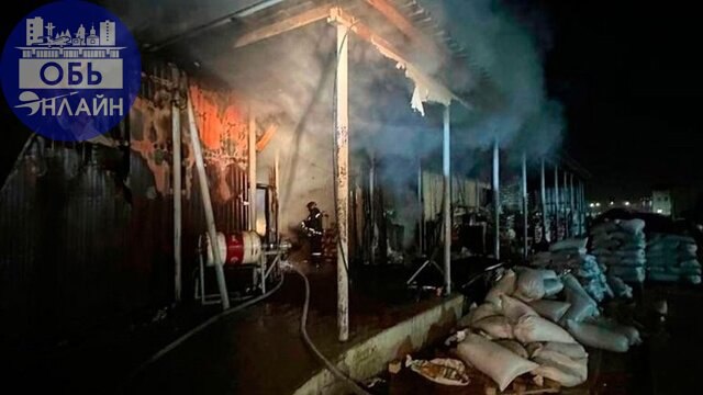 ↗ Склад переработки кедровых орехов горел в Толмачево
С помощью бензореза огнеборцы вскрыли металлические двери. Внутри склада горела готовая продукция | Сетка — социальная сеть от hh.ru