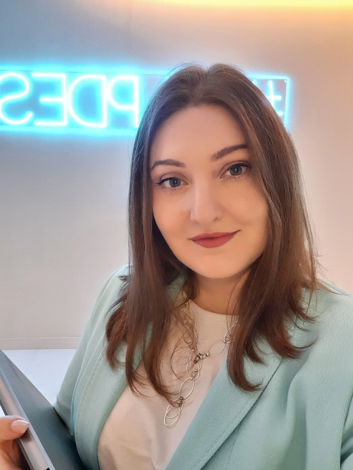 #постзнакомство Всем 🔥 привет! Я HR-маркетолог. Свыше 10 лет подбираю сотрудников в 🌏 масштабе . Работала в  hh.ru, VK и Ozon | Сетка — социальная сеть от hh.ru