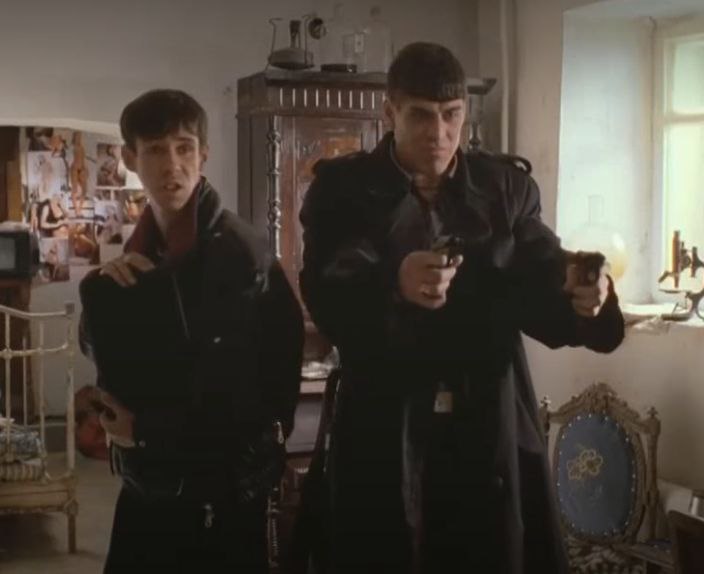 По семейным обстоятельствам я подзабила на этот канал, поэтому скромно прихожу сюда с новым коротеньким #фифобзор, но в этот раз кино российское!
Честно — не люблю сериалы и фильмы про 90е | Сетка — социальная сеть от hh.ru