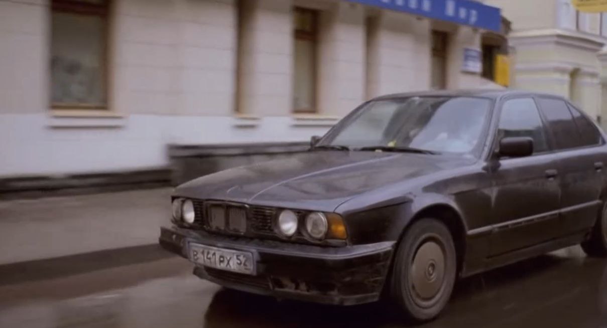 По семейным обстоятельствам я подзабила на этот канал, поэтому скромно прихожу сюда с новым коротеньким #фифобзор, но в этот раз кино российское!
Честно — не люблю сериалы и фильмы про 90е | Сетка — социальная сеть от hh.ru