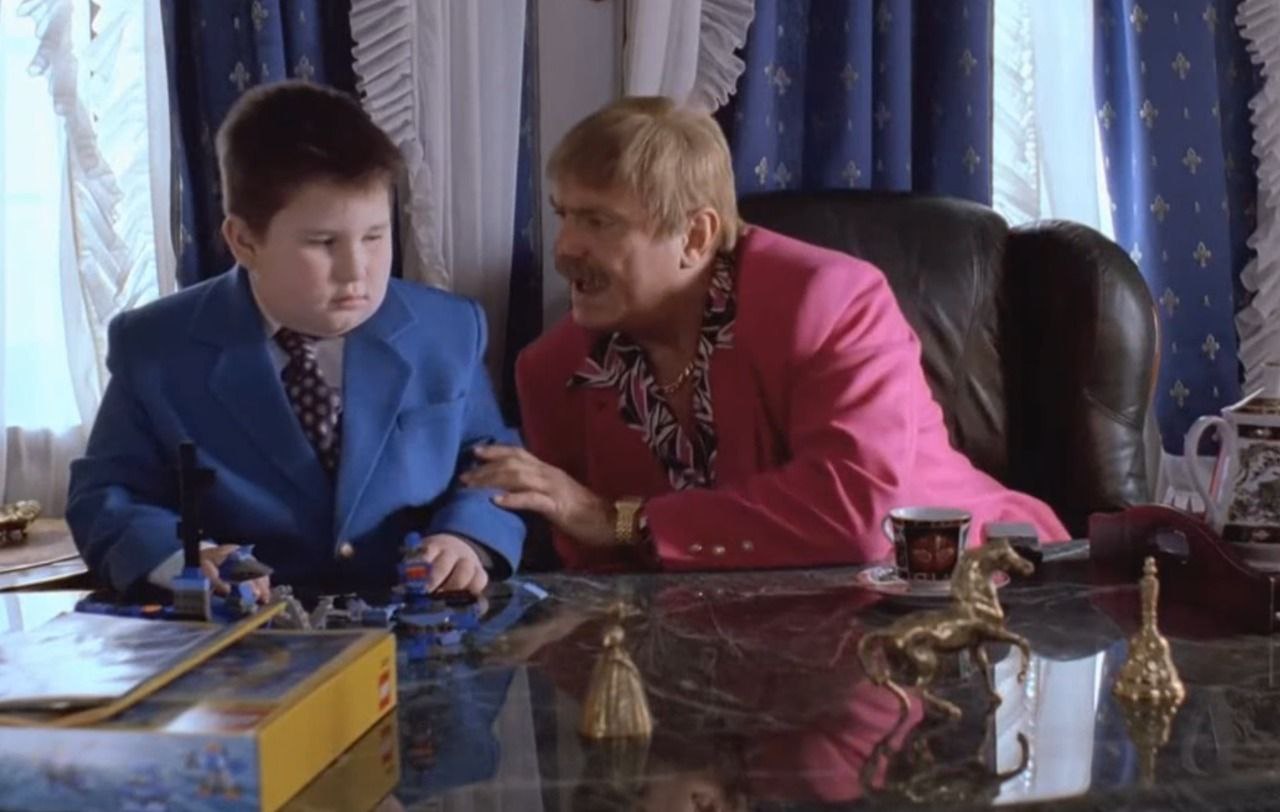 У Владика, например, набор Лего 2003 года, из которого можно сделать роботов, а он соорудил кладбище (ну что видел ребёнок, то и делал, что сказать) | Сетка — социальная сеть от hh.ru