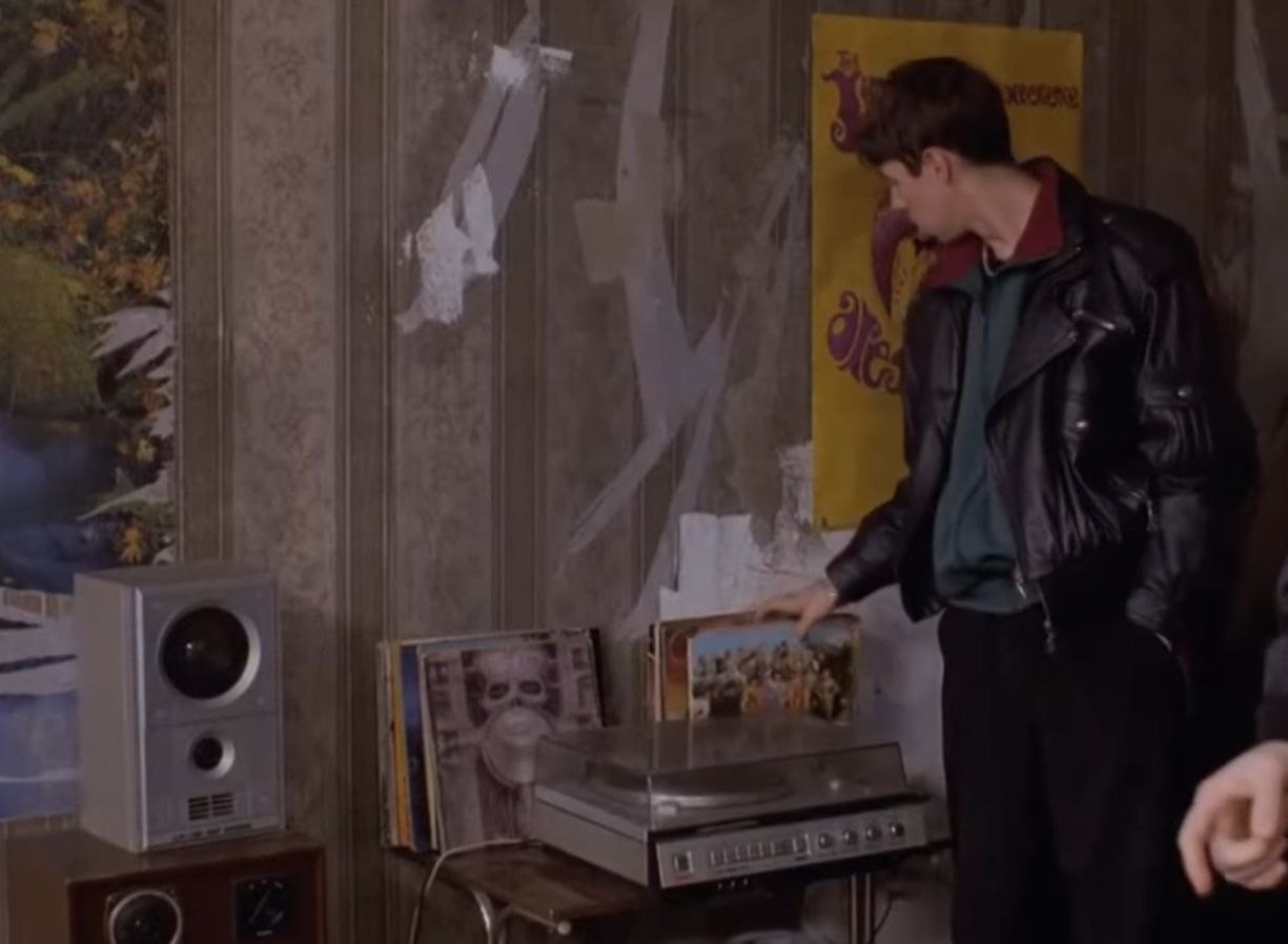 У Владика, например, набор Лего 2003 года, из которого можно сделать роботов, а он соорудил кладбище (ну что видел ребёнок, то и делал, что сказать) | Сетка — социальная сеть от hh.ru