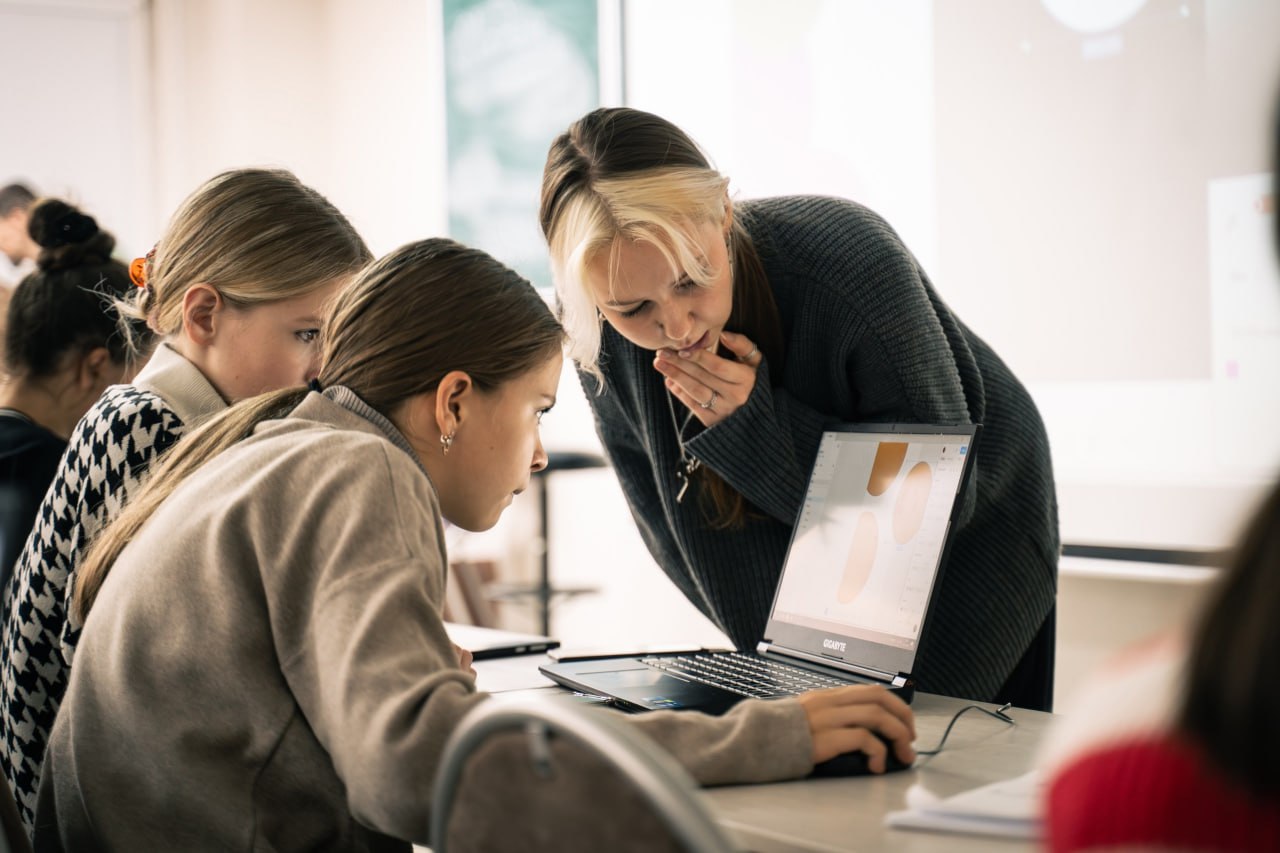 Первые шаги в дизайне: делимся опытом с юными журналистами
Делиться знаниями со школьниками и студентами — наша давняя традиция, и мы всегда рады быть частью такого опыта | Сетка — социальная сеть от hh.ru