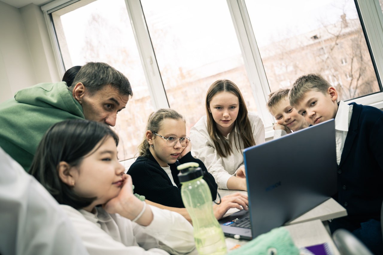 Первые шаги в дизайне: делимся опытом с юными журналистами
Делиться знаниями со школьниками и студентами — наша давняя традиция, и мы всегда рады быть частью такого опыта | Сетка — социальная сеть от hh.ru