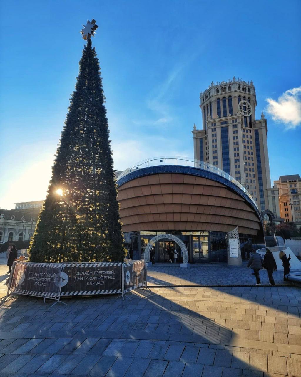 В Москве начали появляться новогодние ёлки🎄
Ощущаете ли вы уже атмосферу новогоднего праздника?
😍 — да, очень жду Новый год
❤️ — пока нет, но жду
😢 — не чувствую
📲Подпишитесь на Вдвижении
#бесплатно | Сетка — социальная сеть от hh.ru