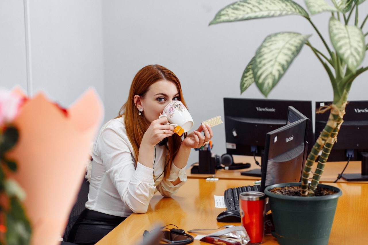 Work Balance: Реальная Жизнь
Когда ты пытаешься найти идеальный баланс между работой и личной жизнью
Утро: "Сегодня я встану пораньше, сделаю зарядку и позавтракаю полезным смузи!" 
На деле: "Встаю за... | Сетка — социальная сеть от hh.ru