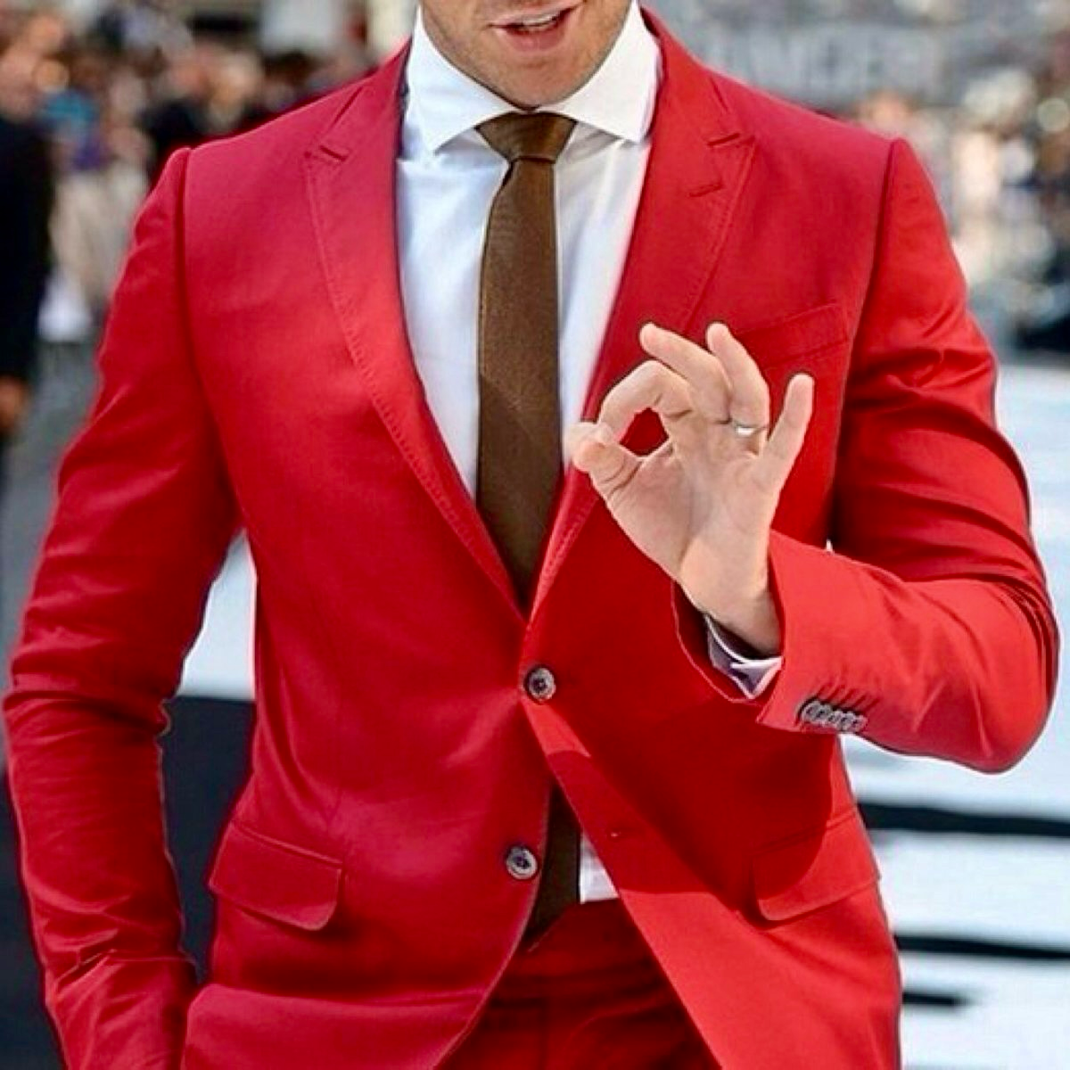 Как корпоративный цвет убивает клиентов (в хорошем смысле)
Цвет — это не просто «ой, нравится». Цвет — это крик вашей компании | Сетка — социальная сеть от hh.ru