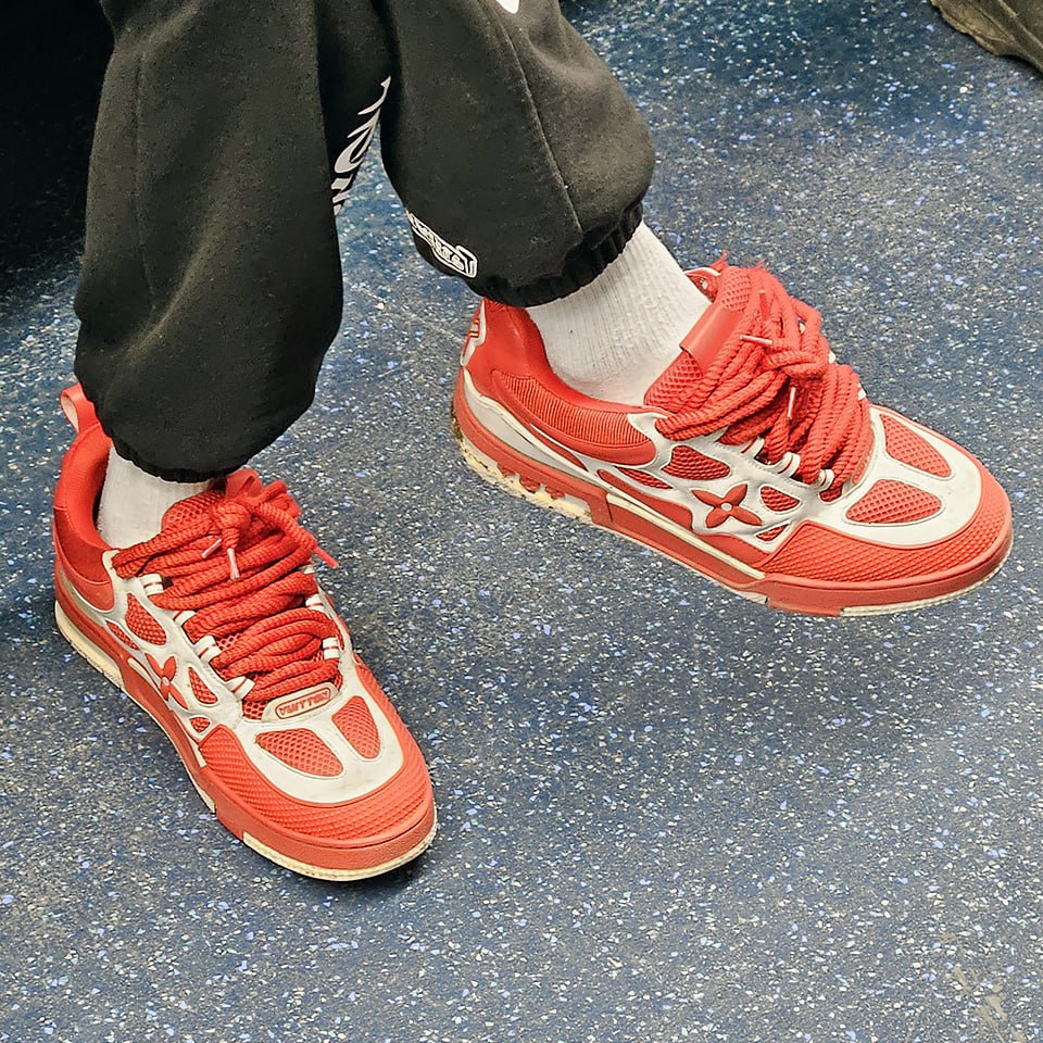 Ну привет ЛУИ!!!
И это 👉 Louis Vuitton LV Trainer
На оригинальном сайте таких нет в продаже, но страничка с тёмно синими кроссами осталась
Однако, на сайте ЦУМа можно посмотреть 👀 зелёные | Сетка — социальная сеть от hh.ru