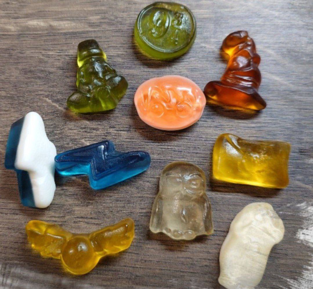 Ааааа! Haribo выпустили мармеладки по Гарри Поттеру. Они сделаны в виде айтемов из волшебной вселенной. Есть упаковки с Гарри, Роном и Гермионой.
Пак из трёх пачек обойдётся примерно в 800 рублс | Сетка — социальная сеть от hh.ru