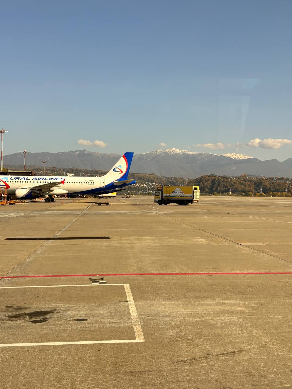 Всем привет. 👋
Тут улетела в отпуск и по делам. Возникли такие вопросики.
А вы любите летать на самолете?
Чем занимаетесь, когда долгий перелет ?
Как проходит время у вас во время пересадки? | Сетка — социальная сеть от hh.ru