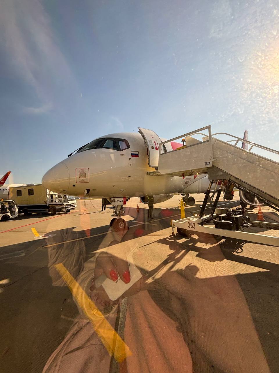 Всем привет. 👋
Тут улетела в отпуск и по делам. Возникли такие вопросики.
А вы любите летать на самолете?
Чем занимаетесь, когда долгий перелет ?
Как проходит время у вас во время пересадки? | Сетка — социальная сеть от hh.ru