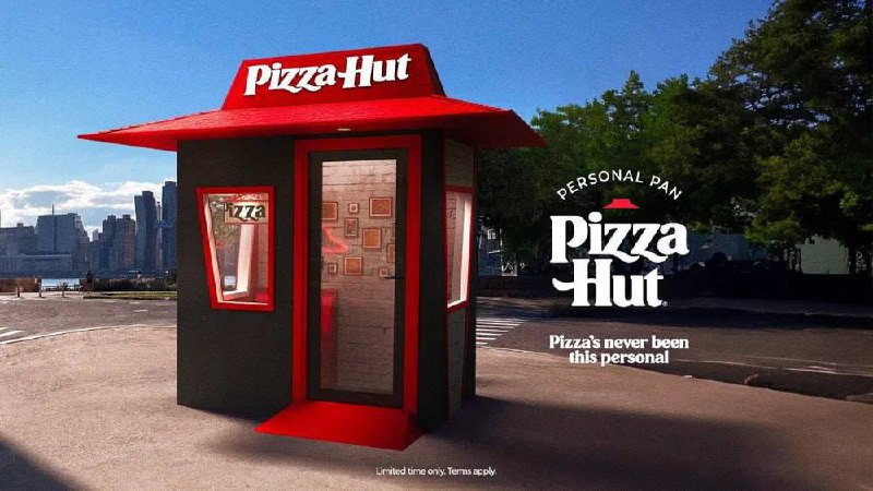 Мечта для интроверта — Pizza Hut создали ресторан для одного. 
Само заведение оформлено в фирменных красных тонах. Внутри находится только один диванчики один стол | Сетка — социальная сеть от hh.ru