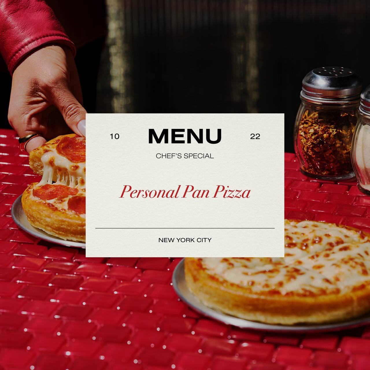 Мечта для интроверта — Pizza Hut создали ресторан для одного. 
Само заведение оформлено в фирменных красных тонах. Внутри находится только один диванчики один стол | Сетка — социальная сеть от hh.ru