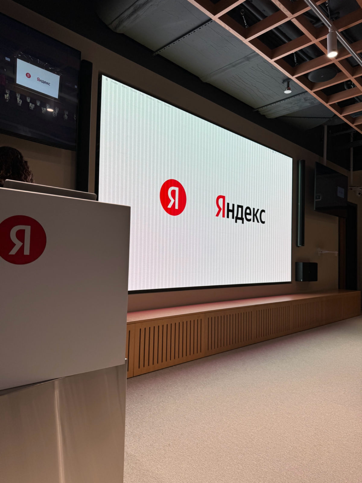 Ну что, друзья, вчера был важный день!
И нет, не потому что я прошел испытательный срок (там еще до 27.11 есть времечко), а потому что состоялось событие, к которому я и шел все 2.5 месяца | Сетка — социальная сеть от hh.ru