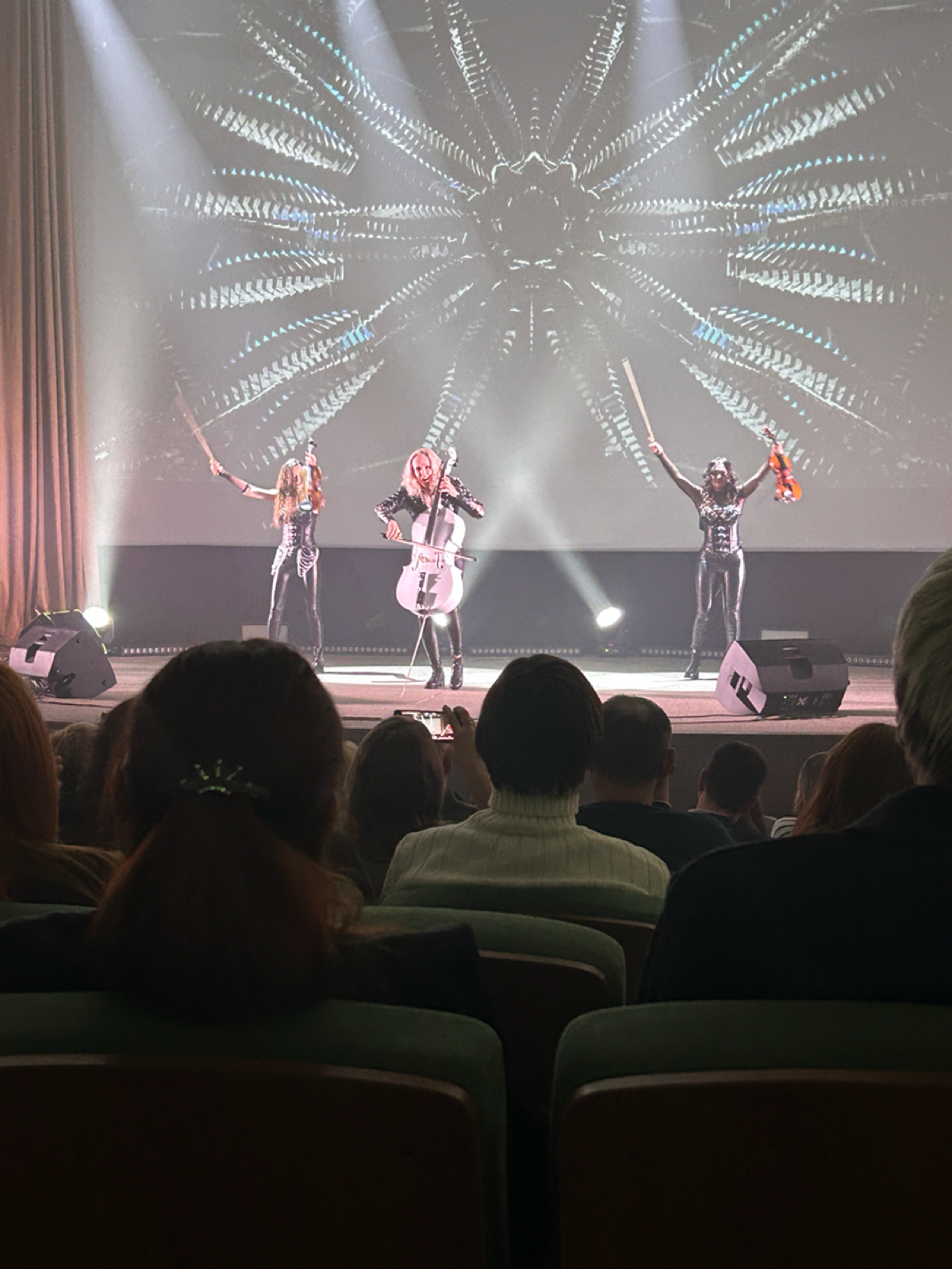 Silenzium
Сегодня был довольно насыщенный день, и, к сожалению, новая работа осталась не завершенной. Утро началось с того, что мне нужно было заняться делами по дому | Сетка — социальная сеть от hh.ru