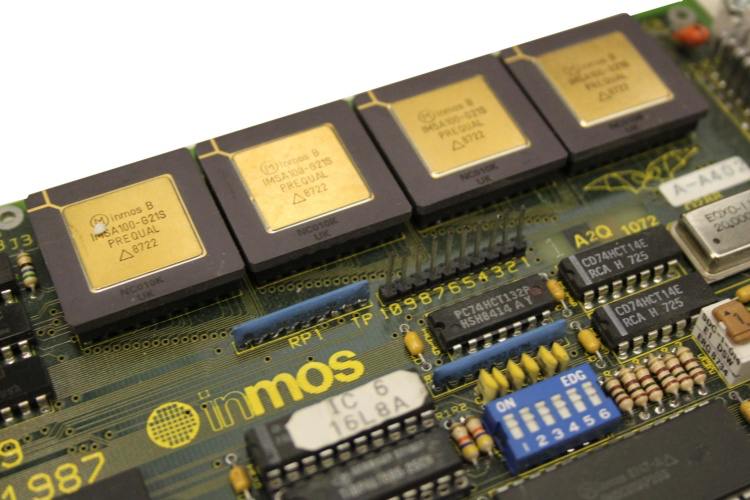 Транспьютер.
Первый коммерческий микропроцессор был выпущен Intel в 1971 году. А уже в начале 1980-х возникло мнение, что обычные процессоры достигли предела своей производительности | Сетка — социальная сеть от hh.ru