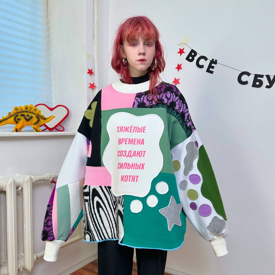 Огонь! Рукоделы из Силы свитера создают какие-то невероятно яркие и мемные свитера из найденного в секондах и переработанного шмота | Сетка — социальная сеть от hh.ru