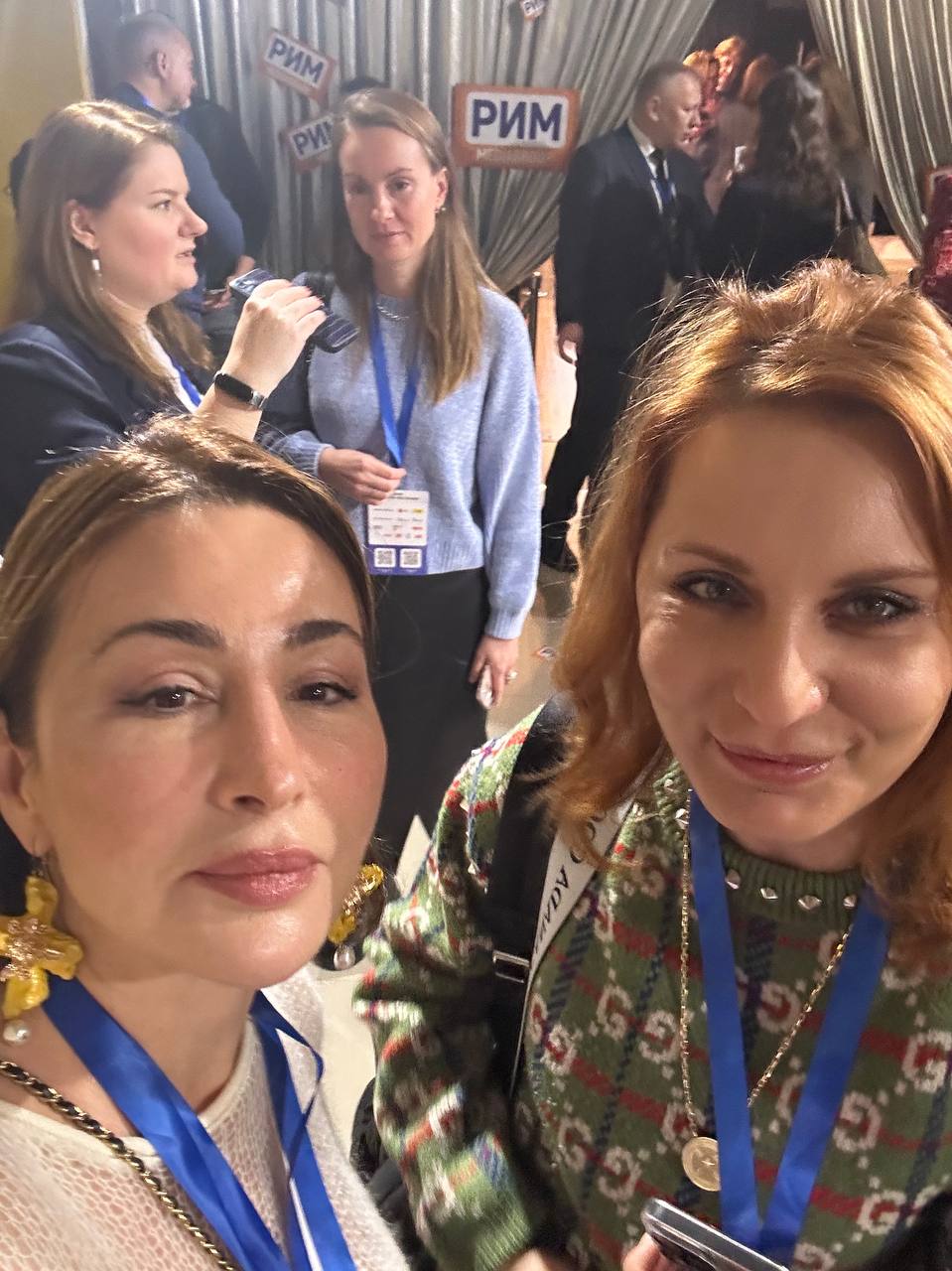 Пост три, ностальгический. Это Лена Заполь, дочь легендарного Юрия Заполя, родоначальника рынка медиа рекламы в России, именно ему принадлежал холдинг Видео Интернэшнл | Сетка — социальная сеть от hh.ru