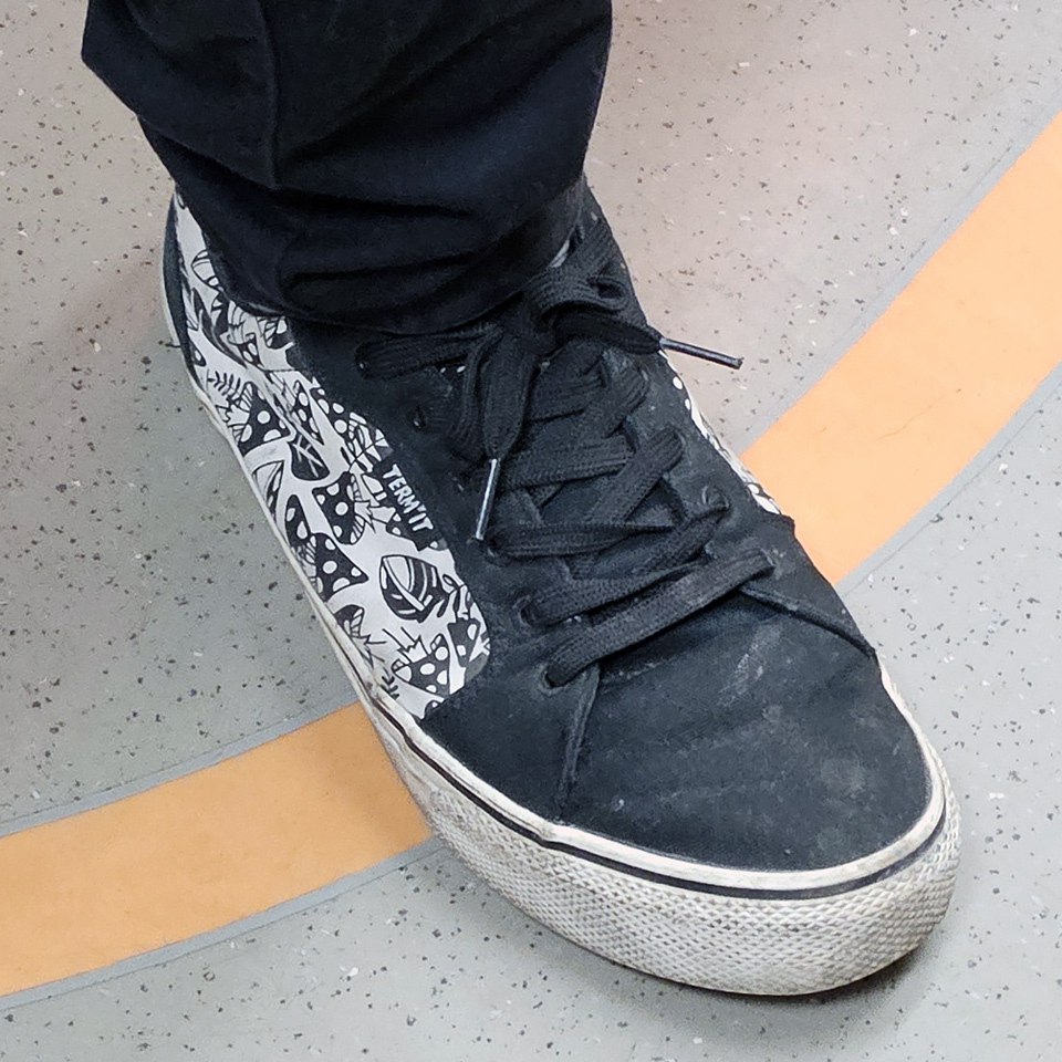 Хм, а вот, что хотели сказать дизайнеры из Termit вот этими чёрными МУХОМОРАМИ? 🍄🍄
И о погоде 🌧
Сегодня в Москве небольшой дождь
Утром +2 🌧
Днём +3 🌧
Вечером +4 🌧
#обувь #ноябрь #2024г #ногимосковског... | Сетка — социальная сеть от hh.ru