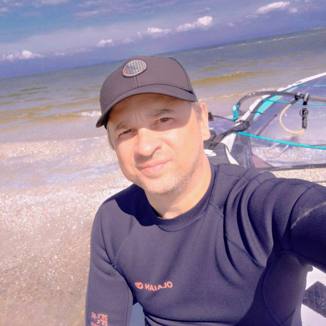 🏄‍♂️ Как интересно иногда сходятся вещи 😉  
 
Прошлым летом я увлекся виндсерфингом 🌊 и понял, что для следующего сезона нужно подготовить тело на максимум 💪 | Сетка — социальная сеть от hh.ru