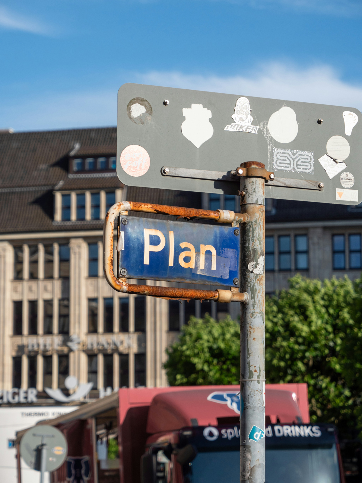 "Как писать заголовки, которые привлекают внимание"
Заголовок — это ваш первый шанс произвести впечатление. Он должен не просто привлекать, но и удерживать внимание.
Первый секрет — ясность | Сетка — социальная сеть от hh.ru