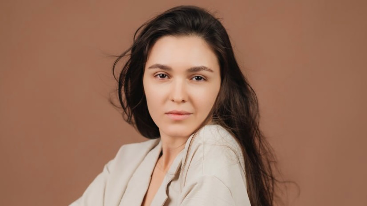Привет, я Саша. Создатель удобного формата домашних тренировок «йога в кармане».
В связи с развитием технологий я придумала новую форму занятий - АУДИОЙОГУ | Сетка — социальная сеть от hh.ru