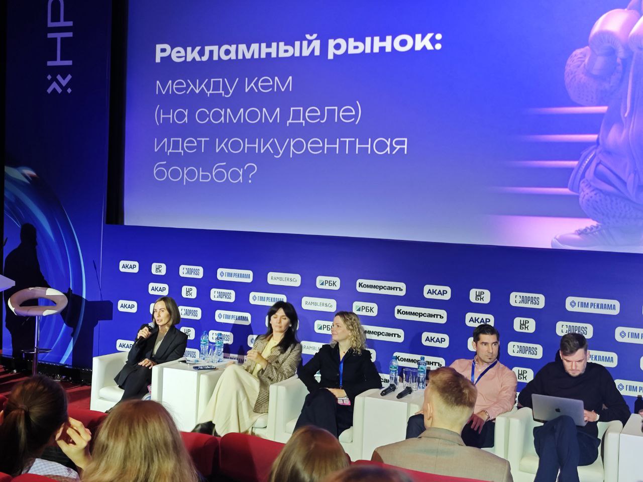 Тем, кто посетил авторскую сессию Wildberries & Russ, повезло получить плед с логотипом объединённой компании | Сетка — социальная сеть от hh.ru