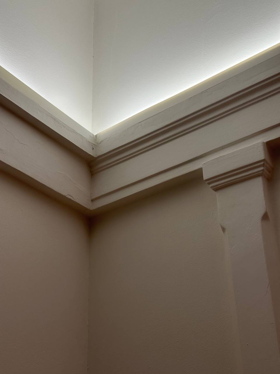 Несколько вечерних фоточек из нашего офиса, чтобы пока ничего не палить, но немножко приоткрывать занавес.
Планируем добить ремонт и обустройство до середины декабря. А пока живём, как живём | Сетка — социальная сеть от hh.ru