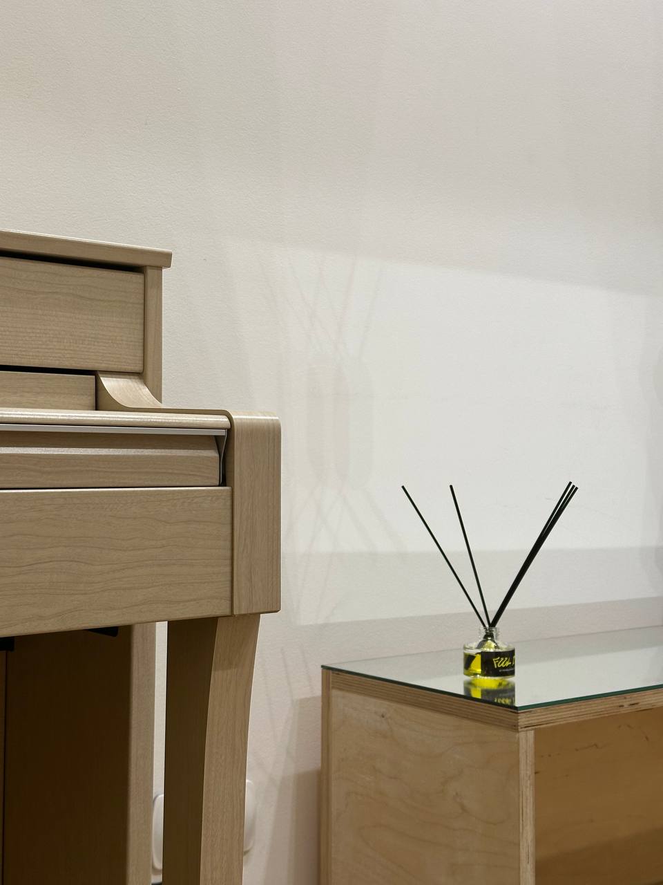 Несколько вечерних фоточек из нашего офиса, чтобы пока ничего не палить, но немножко приоткрывать занавес.
Планируем добить ремонт и обустройство до середины декабря. А пока живём, как живём | Сетка — социальная сеть от hh.ru