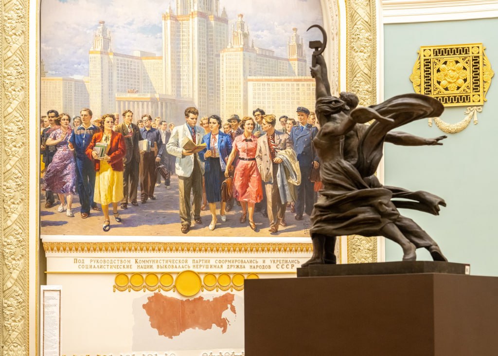 🏛 Экспозиция Третьяковской галереи на ВДНХ
До сентября 2025 года
Выставка откроется 21 ноября🖼
Экспозиция связана с историей Центрального павильона и временем его строительства, отсылает к мотивам, ха... | Сетка — социальная сеть от hh.ru
