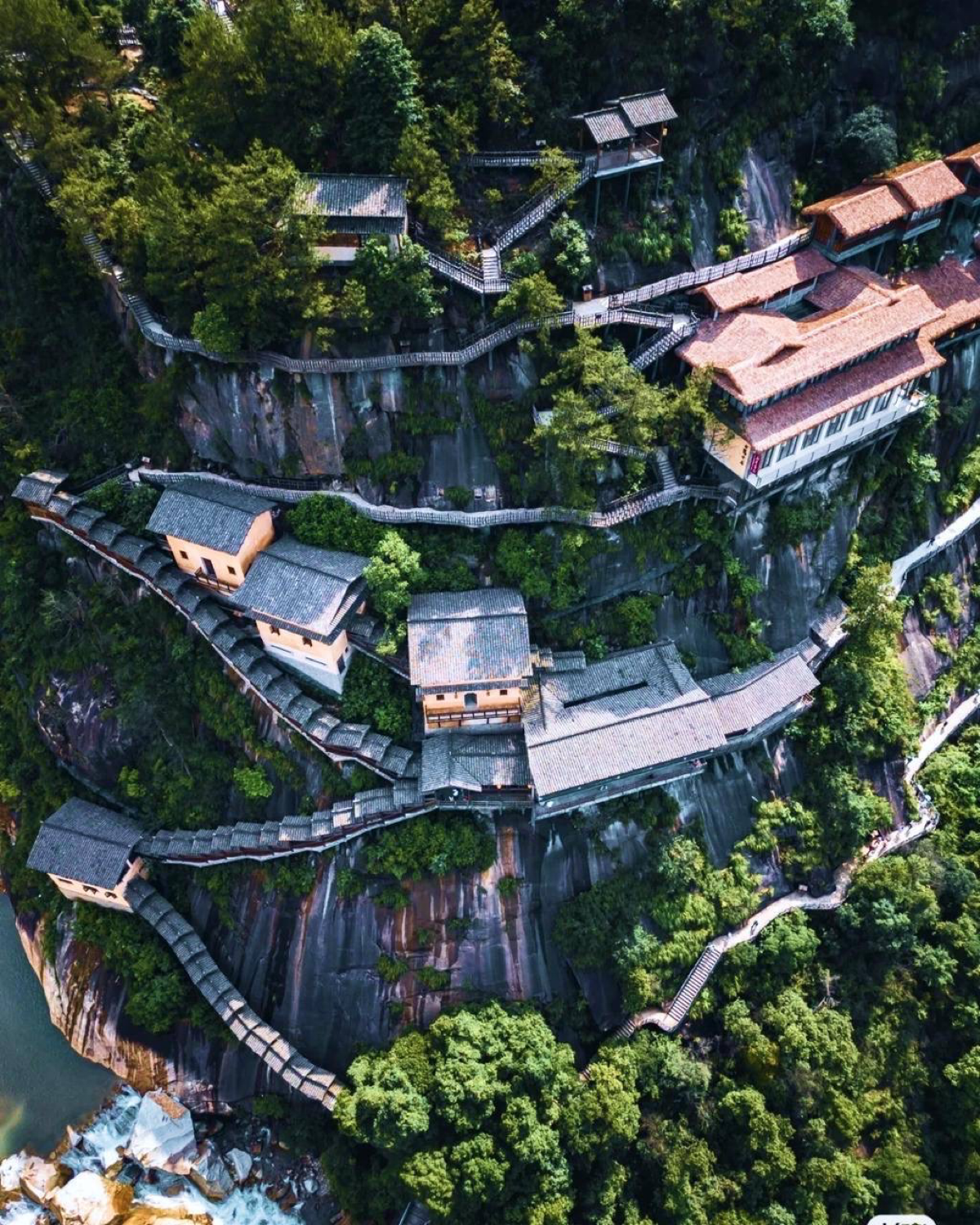 +1 причина слетать в Китай: долина Вансянь 🇨🇳🍜
Здесь уже много лет выращивают пуэр, так что локация — must have для фанатов чая со вкусом земли и любителей гулять среди изумрудных холмов | Сетка — социальная сеть от hh.ru