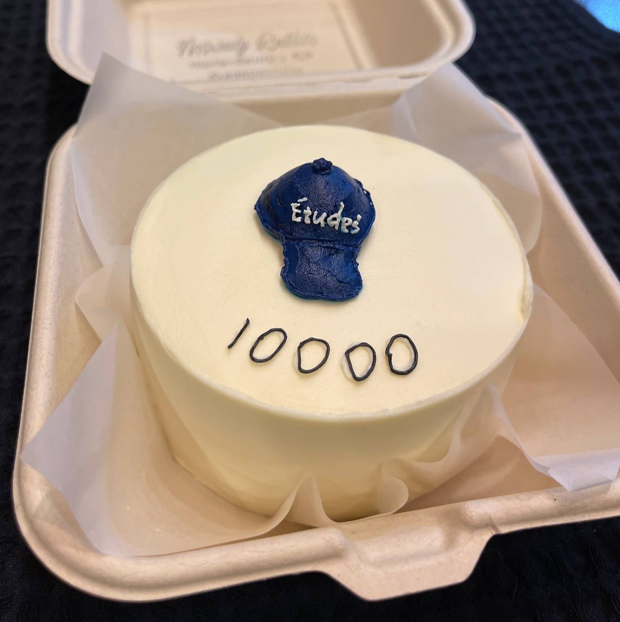 Праздную 10 000 человек!Спасибо всем, кто следит за мной от нескольких дней до 2,5 лет)
Заказал я значит тортик
А выглядит он так, как будто на нем кто-то сдох)) Кепка ну легендарная конечно, ахахахха | Сетка — социальная сеть от hh.ru