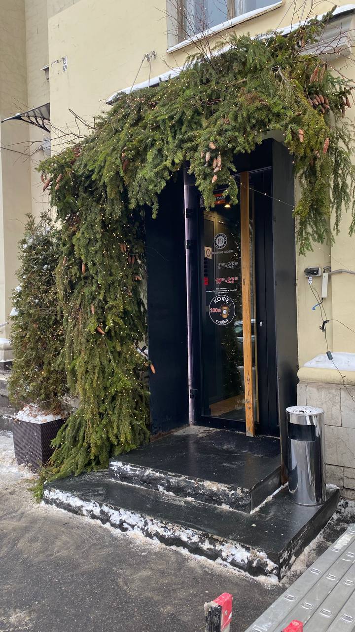 🎄🪅🎊Новогоднее оформление входных групп — это не только способ создать волшебную атмосферу праздника, но и важный элемент брендинга и привлечения клиентов | Сетка — социальная сеть от hh.ru