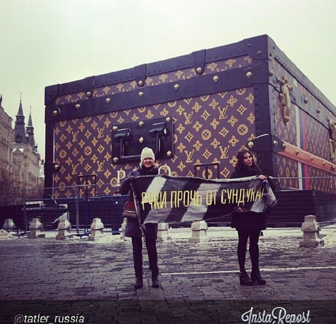 Гигантский сундук Louis Vuitton покоряет зумеров в Нью-Йорке - те "никогда ничего подобного не видели", сообщает WSJ | Сетка — социальная сеть от hh.ru