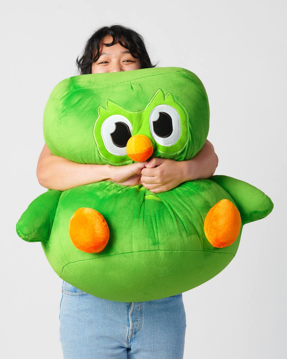 ⚡️ Duolingo запустили в продажу огромную полуметровую сову! Для тех, кому мало агрессивных пушей, теперь вы можете спать в обнимку с этим зелёным чудищем | Сетка — социальная сеть от hh.ru