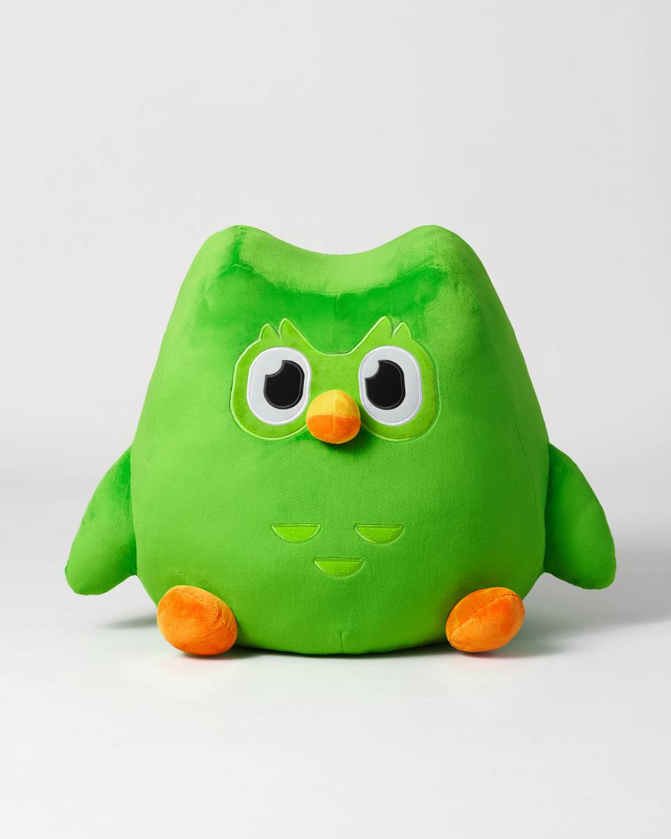 ⚡️ Duolingo запустили в продажу огромную полуметровую сову! Для тех, кому мало агрессивных пушей, теперь вы можете спать в обнимку с этим зелёным чудищем | Сетка — социальная сеть от hh.ru