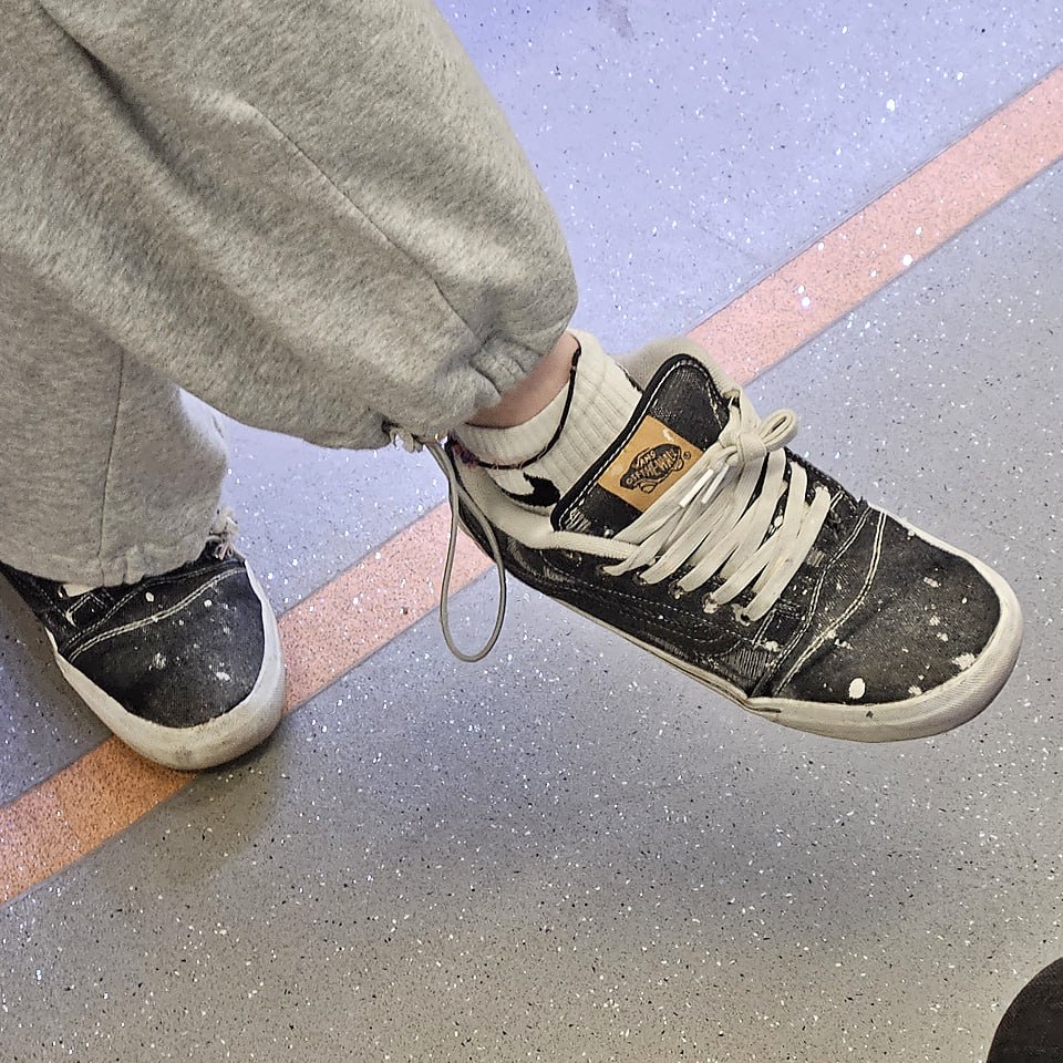 ПРЕДАТЕЛЬСТВО в чистом виде! 👀
Ну как так, носить VANSы с найковскими носками?
Конкретно такой модельки на сайтах с оригинальными кедами этой марки не нашёл | Сетка — социальная сеть от hh.ru