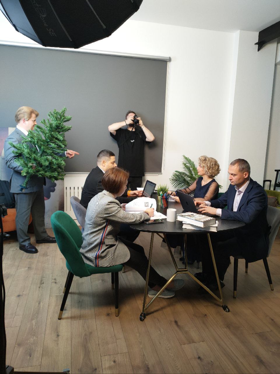 Снимаем
Сначала пишем, потом правим с учётом комментариев клиента
Потом продюсируем съёмку: место, время, люди, аппаратура, команда, реквизит
Потом снимаем
Потом монтируем и, возможно, правим с учётом... | Сетка — социальная сеть от hh.ru