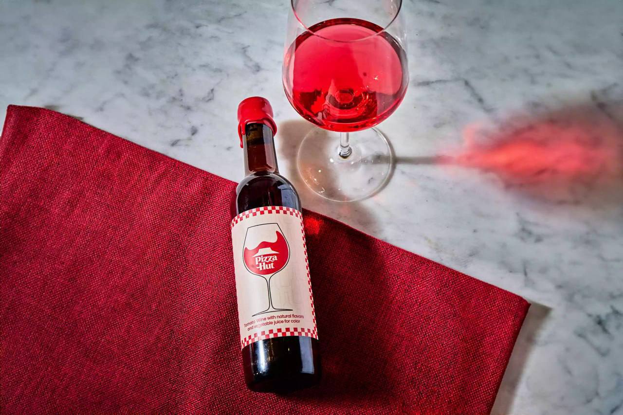 Pizza Hut выпустили вино со вкусом пиццы, Карл! Это лимитка Tomato Wine, внутри «ароматная смесь свежих трав и специй с нотками созревших на солнце томатов и обожженного дуба» | Сетка — социальная сеть от hh.ru