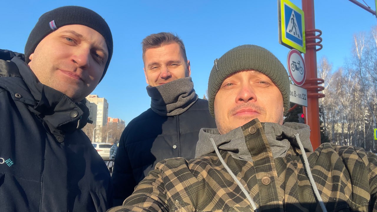 Вчера по рабочим задачам с коллегой из прекрасного города Калинград встретились с Евгений Бесчетнов и, конечно же, не могли не сделать столь профессиональное фото | Сетка — социальная сеть от hh.ru