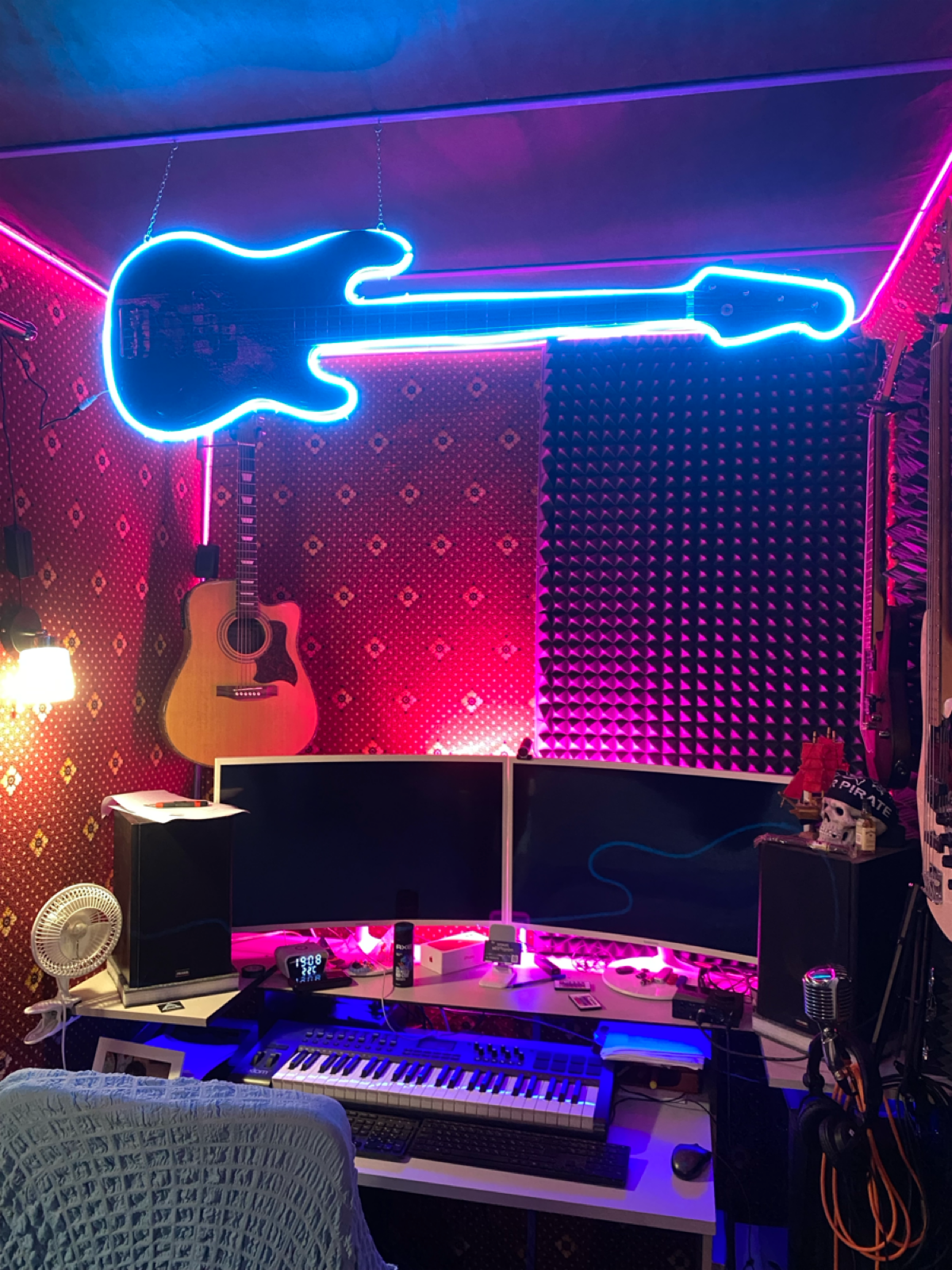 Для вдохновения продюсеру порой достаточно нового светильника!
Никакой бутафории, настоящий бас - настоящий звук!
#barinbrothersstudio
#песняподключ
#студияспб | Сетка — социальная сеть от hh.ru