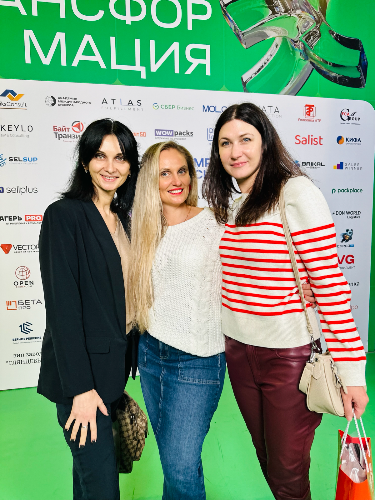 Сегодня была на конференции Mpstats-expo. Выбрала третий день: Пленарные заседания, выступления экспертов и активный нетворкинг.
плюсы нетворкинга:
🔵Карьерный рост | Сетка — социальная сеть от hh.ru