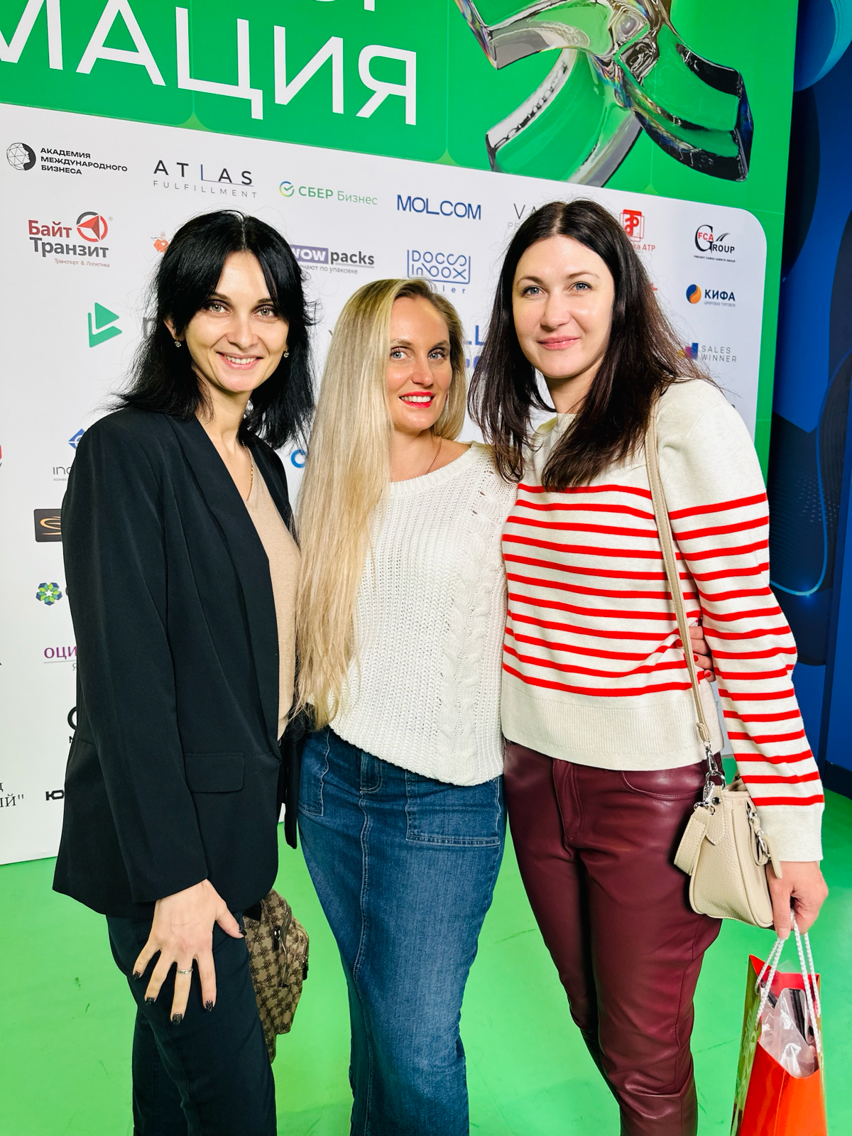 Сегодня была на конференции Mpstats-expo. Выбрала третий день: Пленарные заседания, выступления экспертов и активный нетворкинг.
плюсы нетворкинга:
🔵Карьерный рост | Сетка — социальная сеть от hh.ru