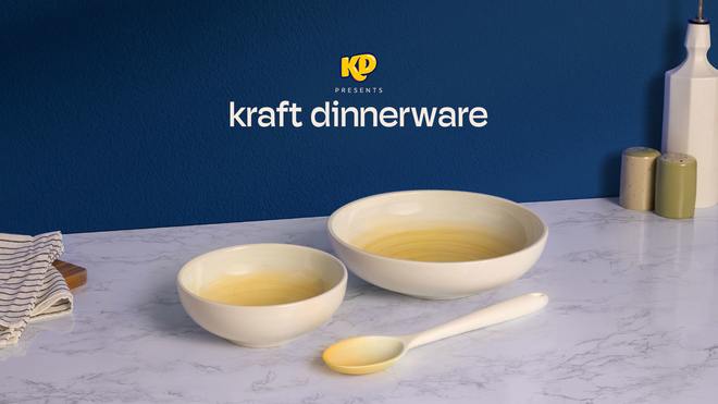Kraft выпустил тарелку для любителей макаронов с сыром, которую не нужно мыть. Тарелка уже окрашена в градиент цветов в которые окрашивается тарелка от макаронов с сыром | Сетка — социальная сеть от hh.ru