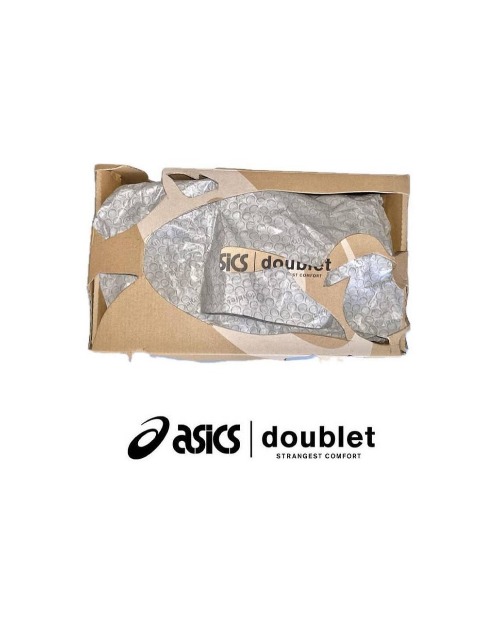 Кроссовки из… коробки? Ахах, жесть. Японское отделение ASICS заколлабилось с молодым и креативным дизайнером из Doublet и получилось ЭТО.
Стоимость шедевра — 225 баксов (~22300 рублей) | Сетка — социальная сеть от hh.ru