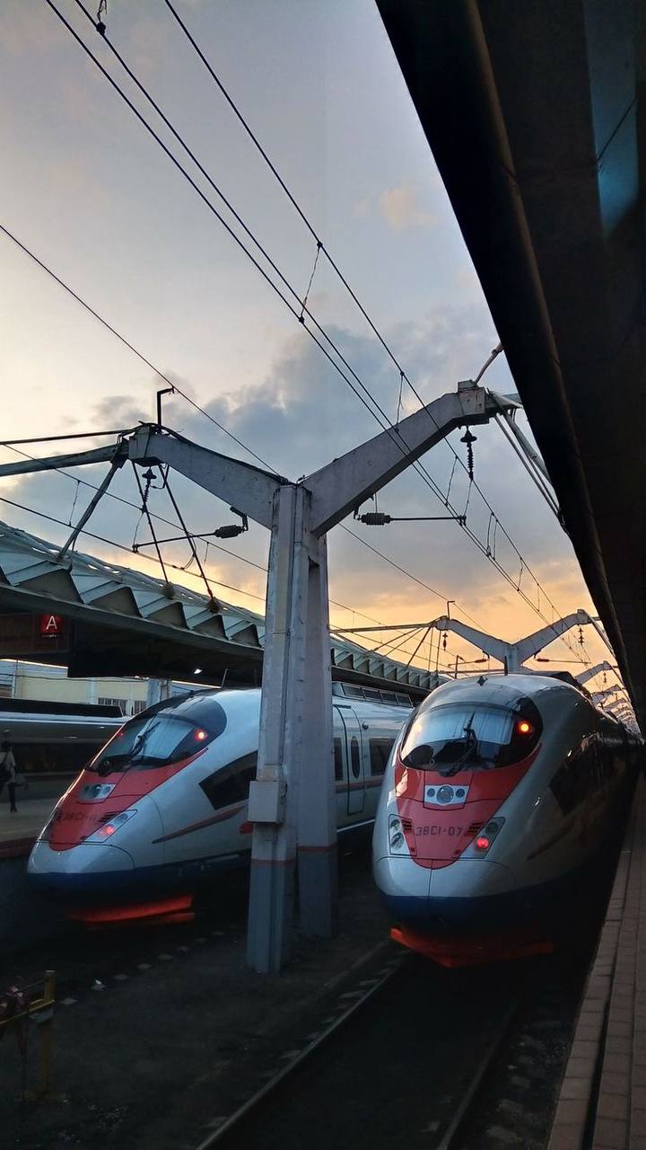 🚝 2025 рублей будет стоить билет на «Сапсан» Москва-Санкт-Петербург в новогоднюю ночь
Праздничная цена будет действительна на проездные, купленные для путешествий экономклассом после 19:00 31 декабря ... | Сетка — социальная сеть от hh.ru