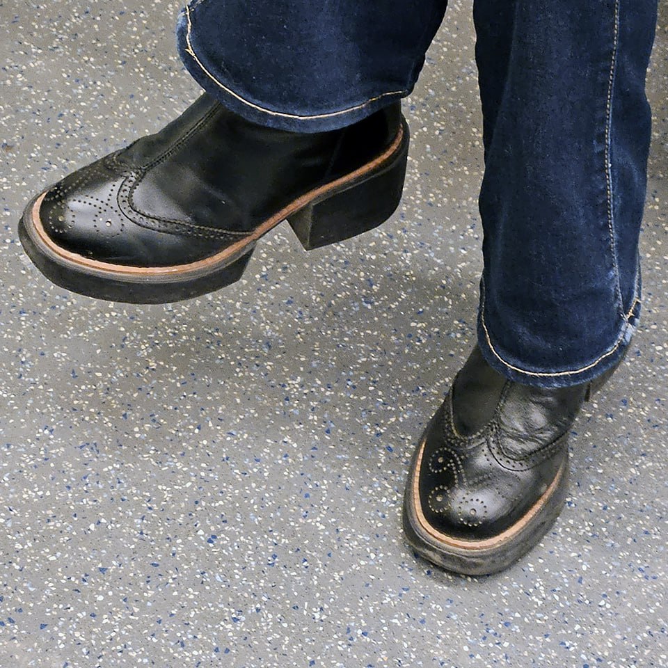 Кстати, медальоны не редко используются и на женской обуви.
Чуть раньше писал, что такое МЕДАЛЬОН.
В целом... Тема ботинок, туфель, брог, оксфордов, дерби очень широкая | Сетка — социальная сеть от hh.ru